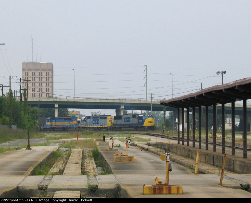 CSX 8771 leads a train northbound, around the sweeping curve at the yard